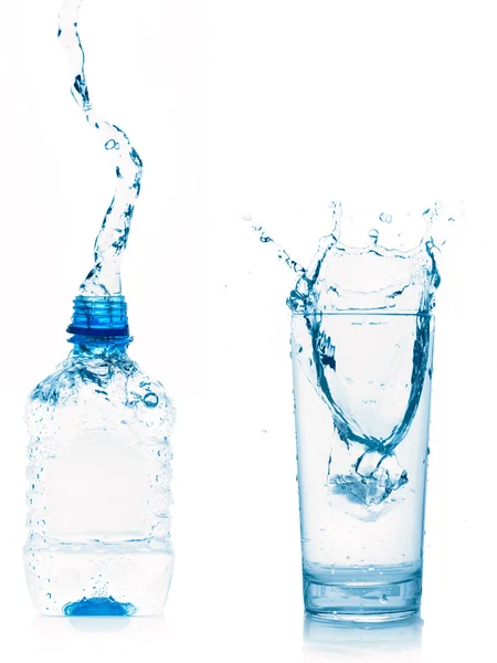 Vatten glas och flaska isolerad på vit — Stockfoto