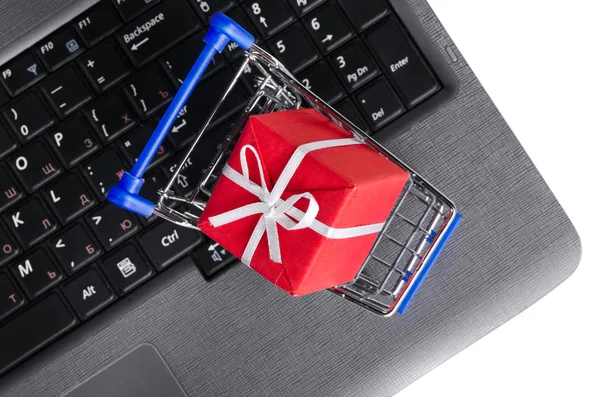 Cadeau sur un clavier d'ordinateur portable — Photo