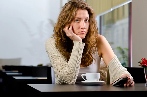 Jonge vrouw in café — Stockfoto