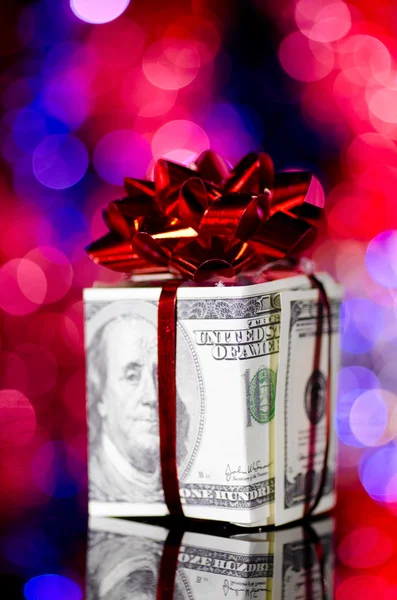 Geschenkbox gemaakt van dollar — Stockfoto