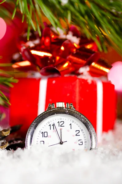 Gift box and clock — Stock Photo, Image