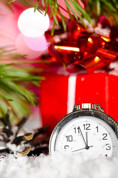 Presentförpackning och klocka — Stockfoto