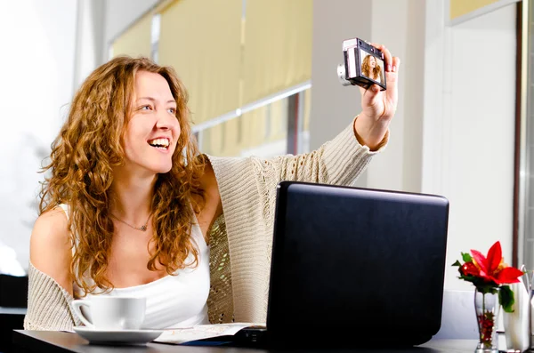 Woman is taking a picture of herself — Stock Photo, Image