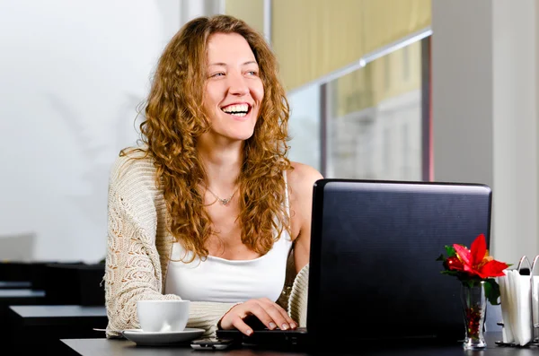 여자가 노트북으로 일하고 있습니다. — 스톡 사진