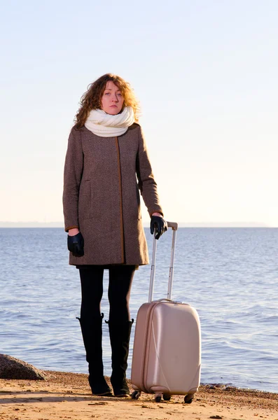 Mujer con maleta — Foto de Stock