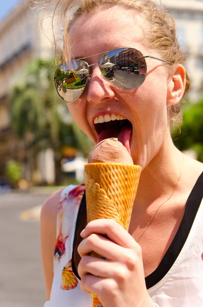 Comer helado — Foto de Stock