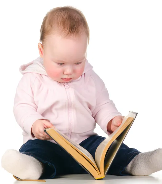 아기는 책을 읽고는 — 스톡 사진