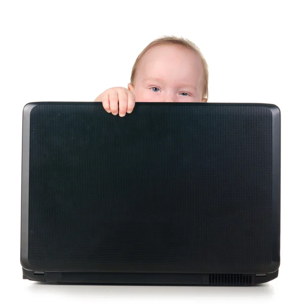 Μωρό εργάζεται σε φορητό υπολογιστή — Φωτογραφία Αρχείου