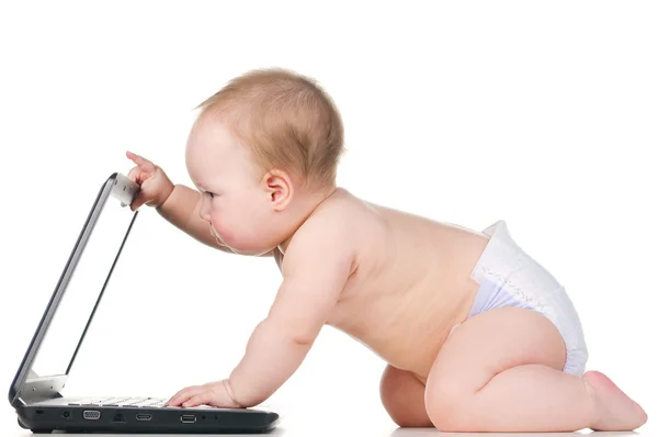 Baby is bezig met laptop — Stockfoto