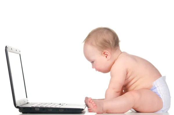 Baby is bezig met laptop — Stockfoto