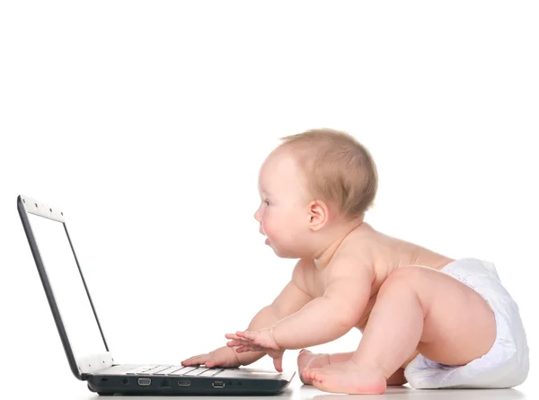 El bebé está trabajando en el portátil —  Fotos de Stock