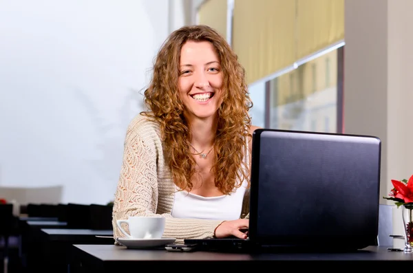 Ung kvinna arbetar på laptop — Stockfoto
