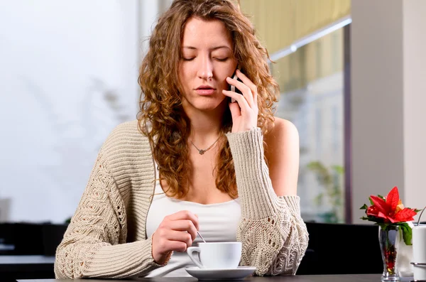 Fiatal nő beszél telefonon — Stock Fotó