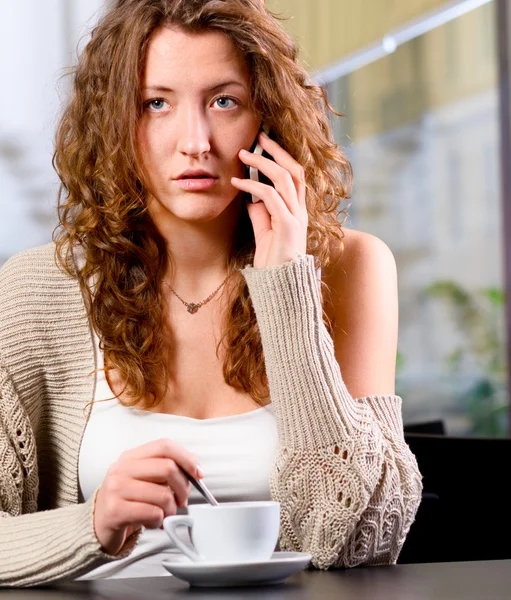 Νεαρή γυναίκα μιλάει τηλέφωνο — Φωτογραφία Αρχείου
