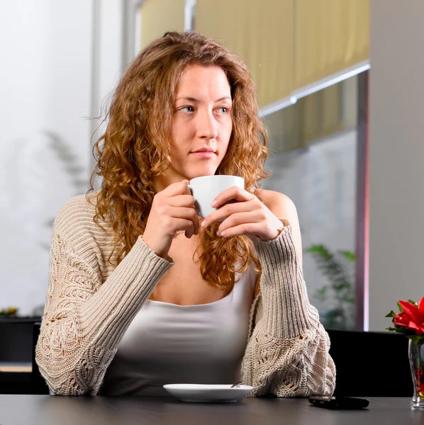 Genç kadın kafede oturan — Stok fotoğraf