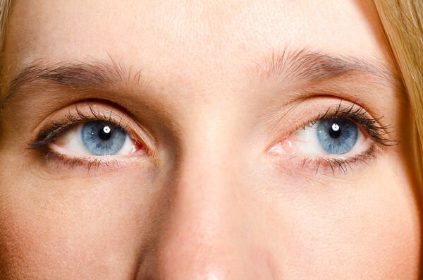 Красивое женское лицо