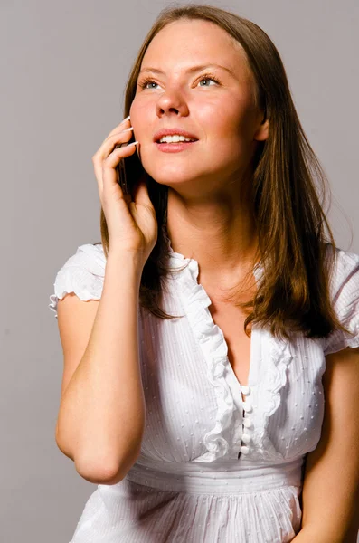 La donna sta parlando di telefono — Foto Stock
