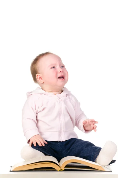 Μικρό μωρό κλαίει με ένα βιβλίο — Φωτογραφία Αρχείου