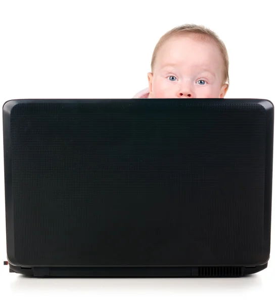 Kleines Baby arbeitet am Laptop — Stockfoto
