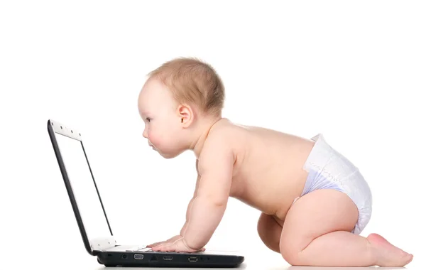 Pequeno bebê está trabalhando no laptop — Fotografia de Stock