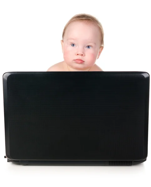 작은 아기는 노트북에 노력 하 고 있다 — 스톡 사진