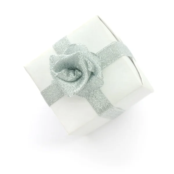 リボンの花で分離されたギフト ボックス — ストック写真