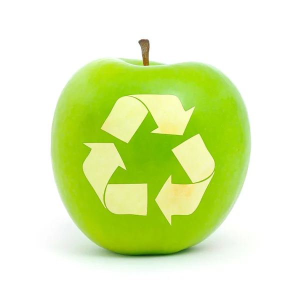 Зеленое яблоко с символом переработки — стоковое фото