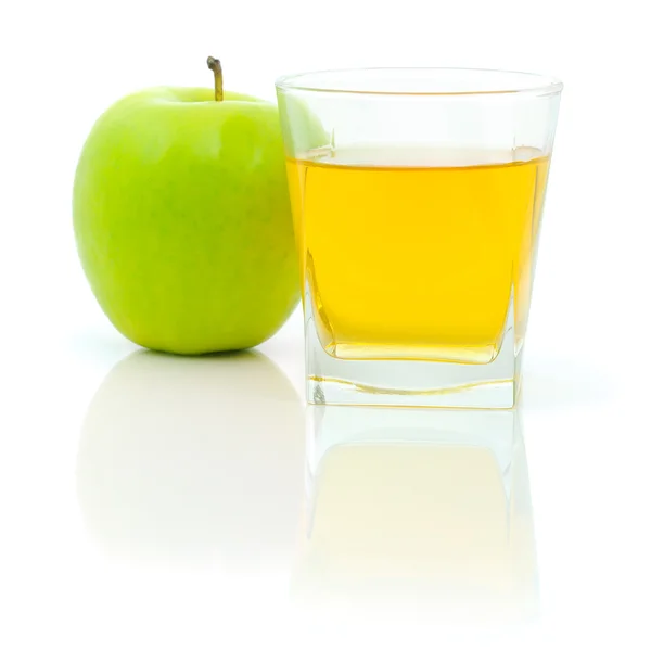 Apfel und Glas Saft. — Stockfoto