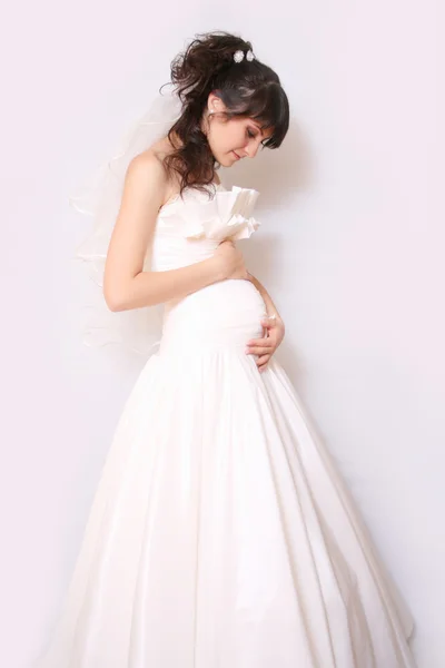 怀孕的新娘 — 图库照片