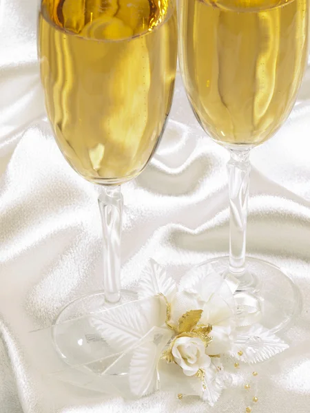 Duas taças com champanhe e decoração do casamento — Fotografia de Stock