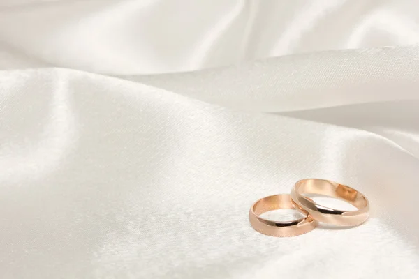 Beyaz kumaş üzerine iki düğün yüzük — Stok fotoğraf
