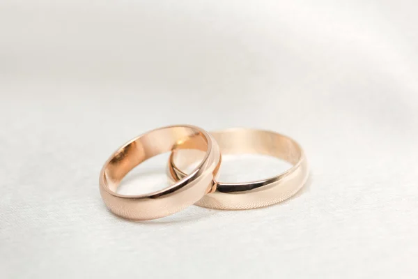 Zwei Hochzeiten Ringe auf weißem Stoff — Stockfoto