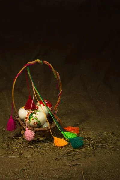 Sepette yumurta. Paskalya. — Stok fotoğraf