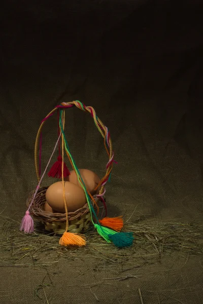 Huevos en una canasta. Pascua. —  Fotos de Stock