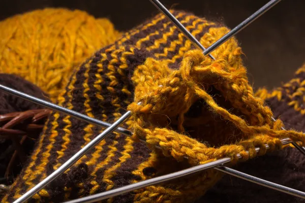 編む針のウールのスカーフ. — ストック写真