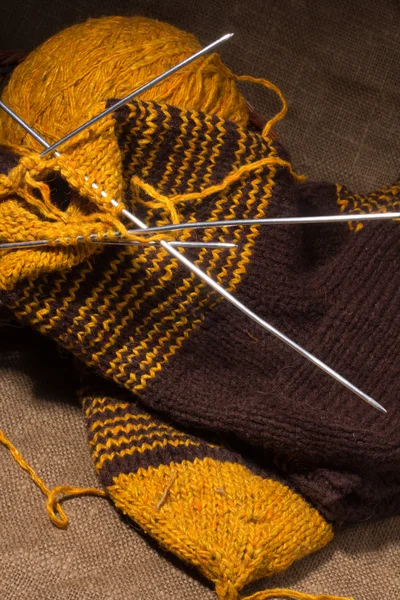 Bufanda de lana con agujas de tejer. —  Fotos de Stock