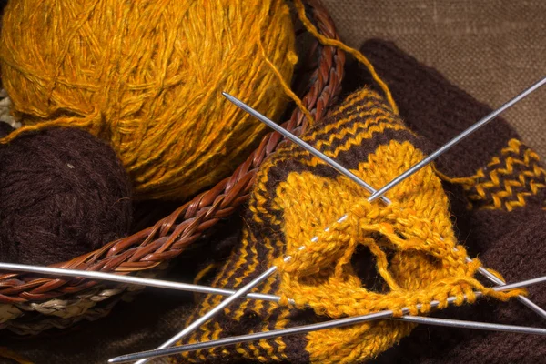 Cachecol de lã com agulhas de tricô. — Fotografia de Stock