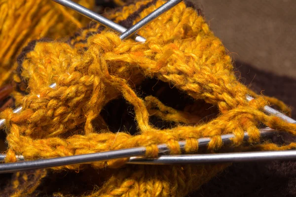 Cachecol de lã com agulhas de tricô. — Fotografia de Stock
