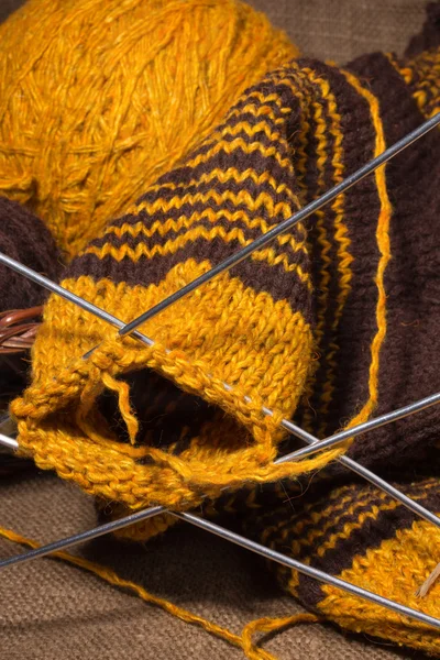 Bufanda de lana con agujas de tejer. —  Fotos de Stock