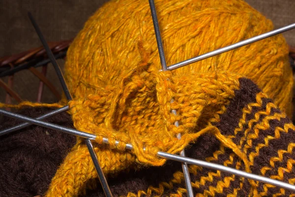 編む針のウールのスカーフ. — ストック写真