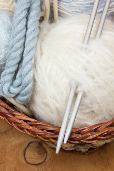 Knitting needles and skein of wool — Stock Photo, Image