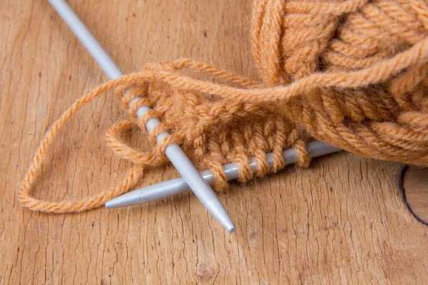 編む針とアクリルのかせ — ストック写真