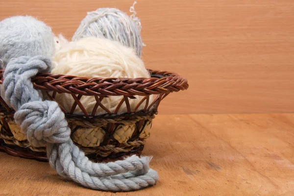 Ferri da maglia e gomitolo di lana — Foto Stock