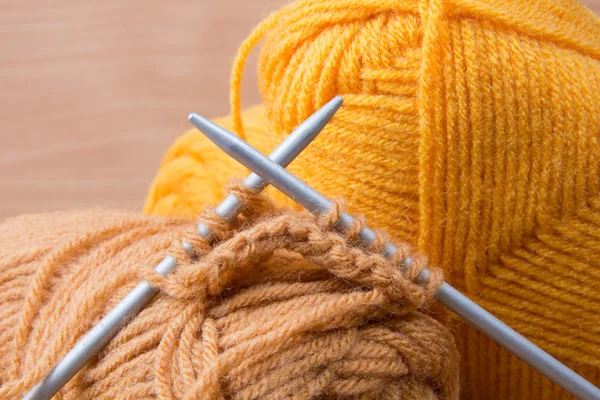Aiguilles à tricoter et pelote d'acrylique — Photo