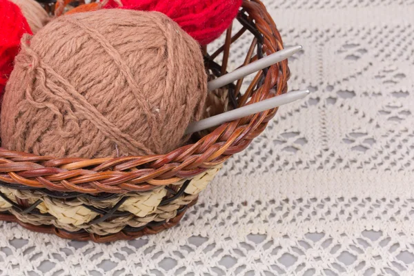 Knitting needles and skein of wool — kuvapankkivalokuva