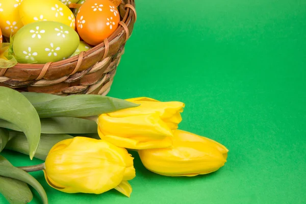 Telur Paskah dalam keranjang — Stok Foto