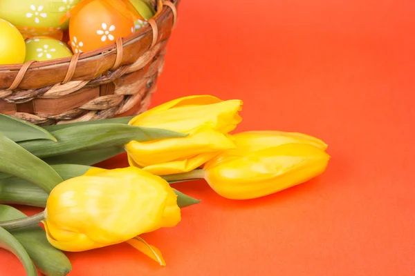 Huevos de Pascua en una cesta —  Fotos de Stock