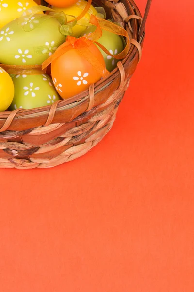 Ouă de Paște într-un coș — Fotografie, imagine de stoc