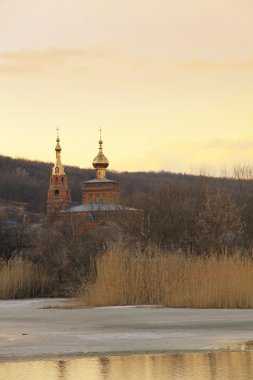 eski bir kilise, Bahar yatay