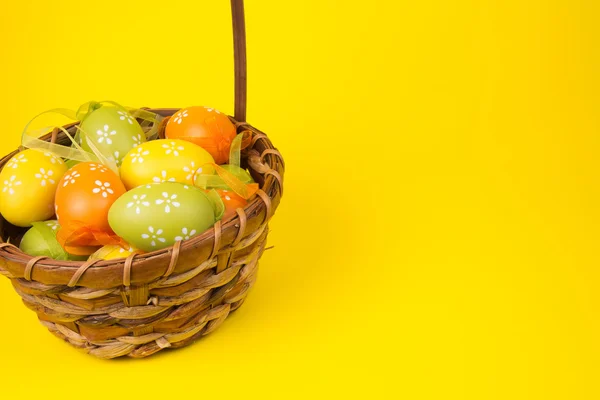 Ouă de Paște într-un coș — Fotografie, imagine de stoc
